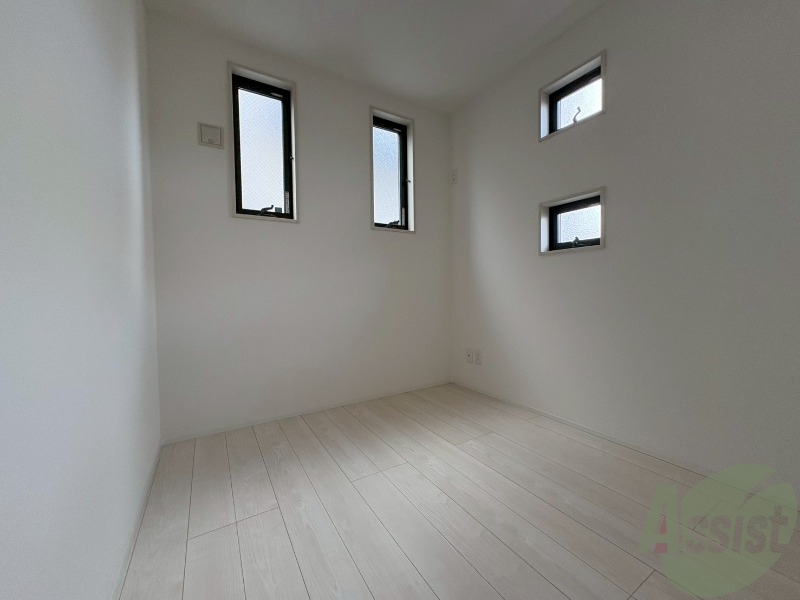 その他部屋・スペース　寝室には窓が沢山あるので暗く感じずらいですね。