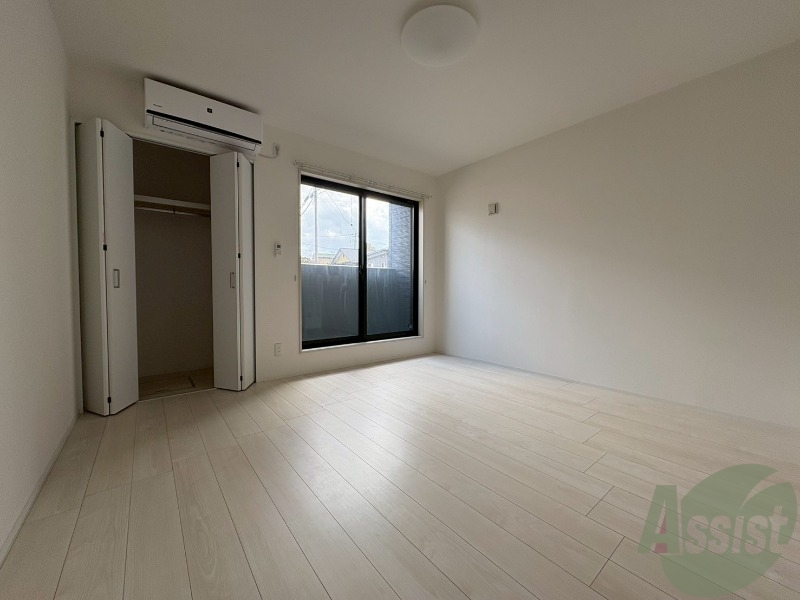 居室・リビング　白を基調としたお部屋で明るくていいですね。