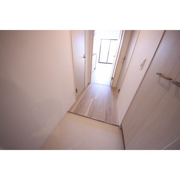 玄関　※別部屋の参考写真です。部屋によってカラータイプも異なります