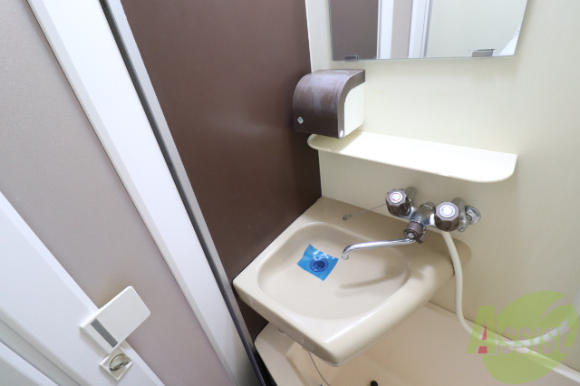 洗面設備　シンプルな洗面台