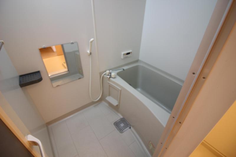 バス・シャワールーム　1　追い焚き機能付きバス