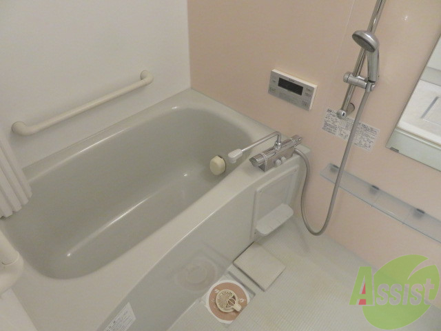 バス・シャワールーム　バスルームは狭すぎず、シャワーも浴びやすそうです。