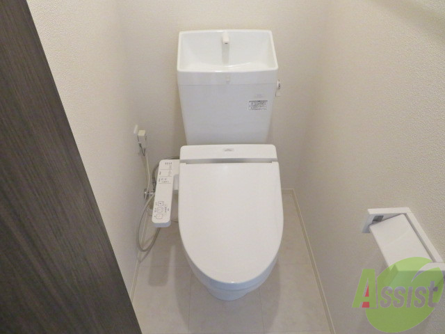 トイレ　ウォシュレット機能がついているので安心ですね。