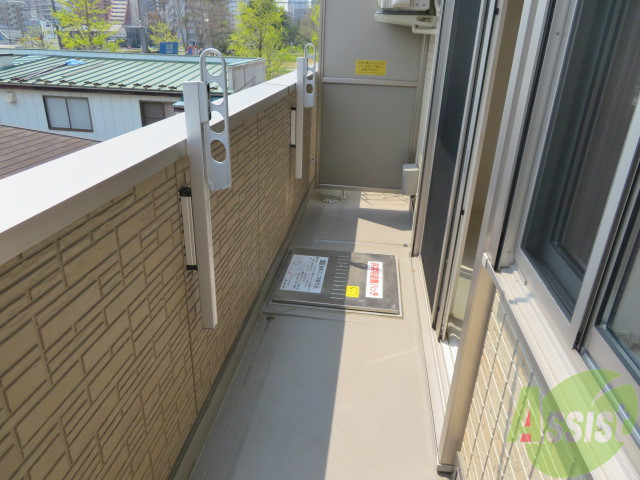 バルコニー　バルコニーは陽当たり良好で、洗濯物も乾きやすいですね