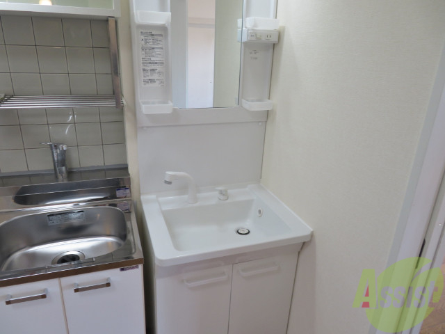 洗面設備　洗面台は独立していて、朝の準備も捗りそうです。