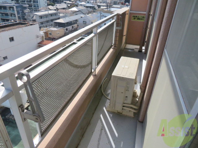 バルコニー　バルコニーは幅があり、広い印象を受けました。