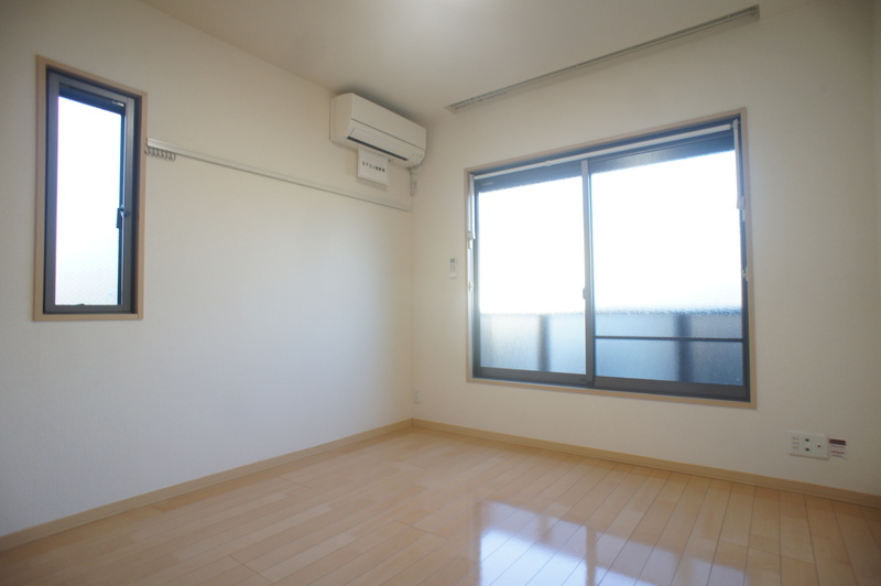 居室・リビング　角部屋二面採光で明るいです！