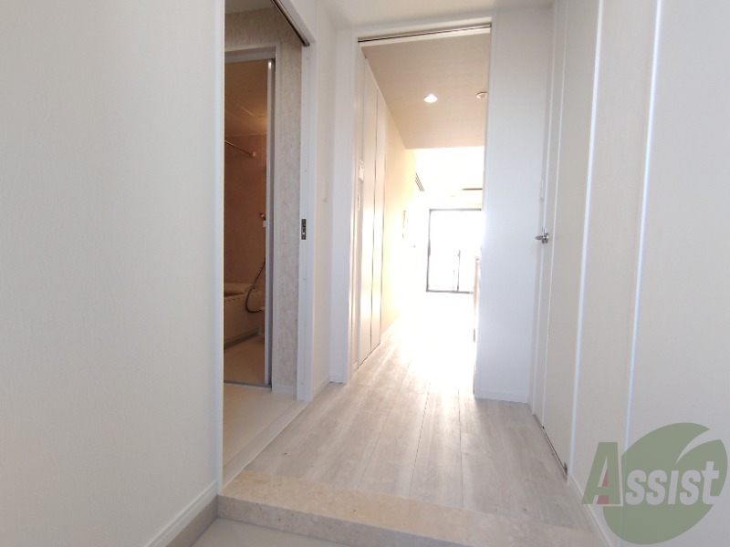 玄関　玄関からの様子です。綺麗なフローリングが広がっています。