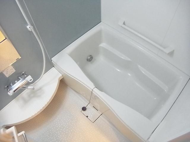 バス・シャワールーム　清潔感のあるバスルーム（追炊き機能付）