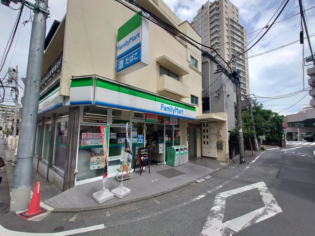 コンビニ　ファミリーマート千駄ヶ谷二丁目店（コンビニ）まで261m