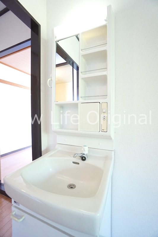 洗面設備　独立洗面台☆歯ブラシやボトル類など収納できます☆