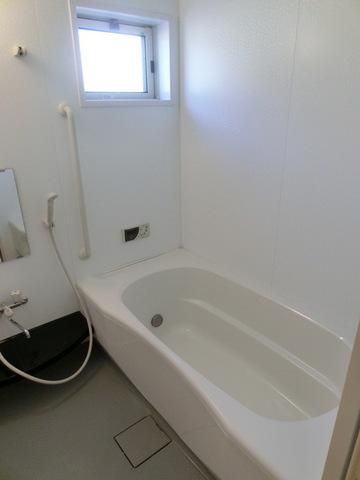 バス・シャワールーム　広々とした１坪バス　換気窓あり