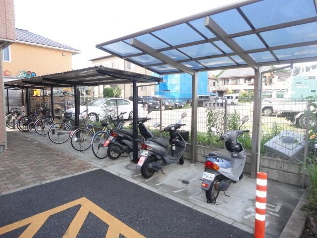 エントランス　屋根付きの駐輪場です☆