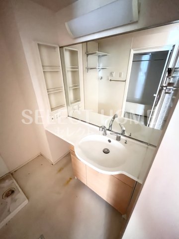 洗面設備　独立洗面台あり、毎朝おしゃれに忙しい女性の方におすすめです