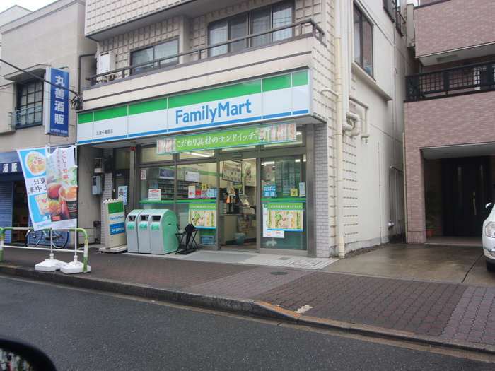 コンビニ　ファミリーマート（コンビニ）まで200m