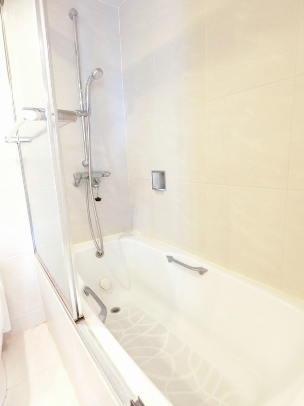 バス・シャワールーム　追炊き・浴室乾燥機つき浴室。