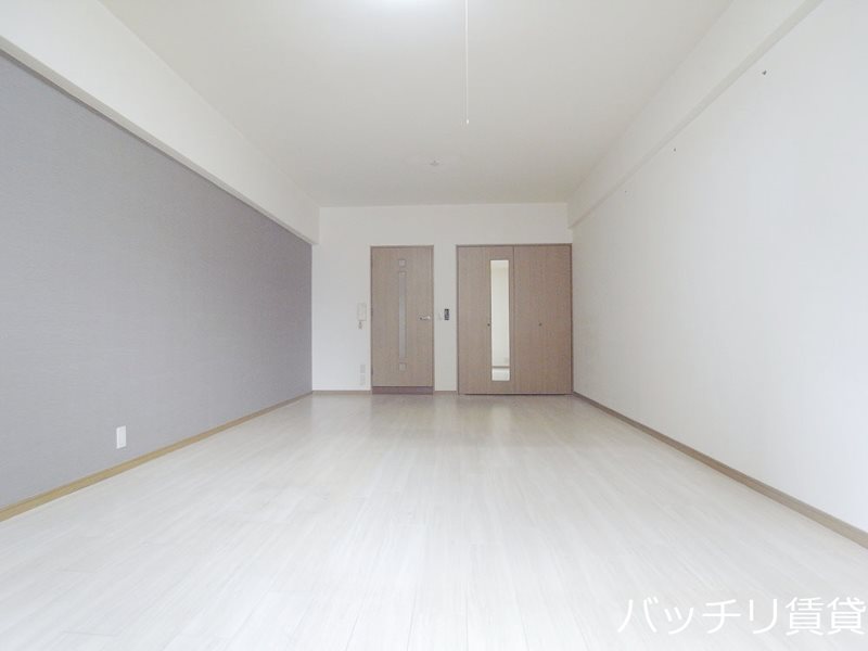 居室・リビング　画像は別号室の為、現状優先になります。