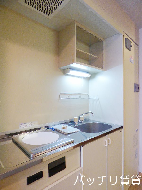 キッチン　画像は別号室の為、現状優先になります。