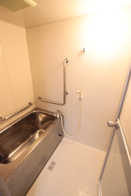 バス・シャワールーム　清潔感のあるバスルームです！経済的な追焚付き！