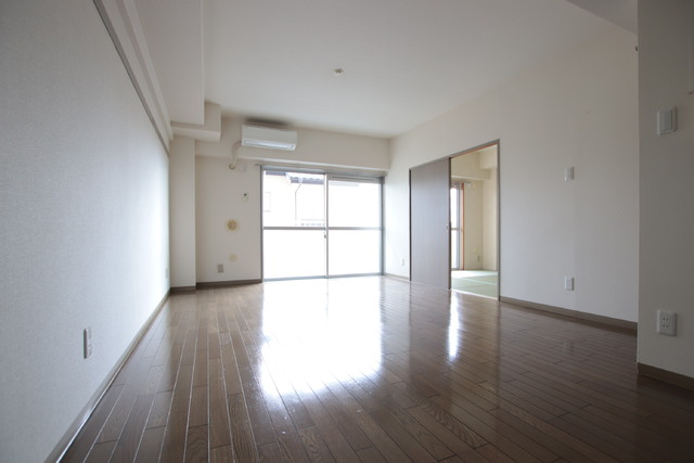 居室・リビング　明るく開放感のあるリビングです！