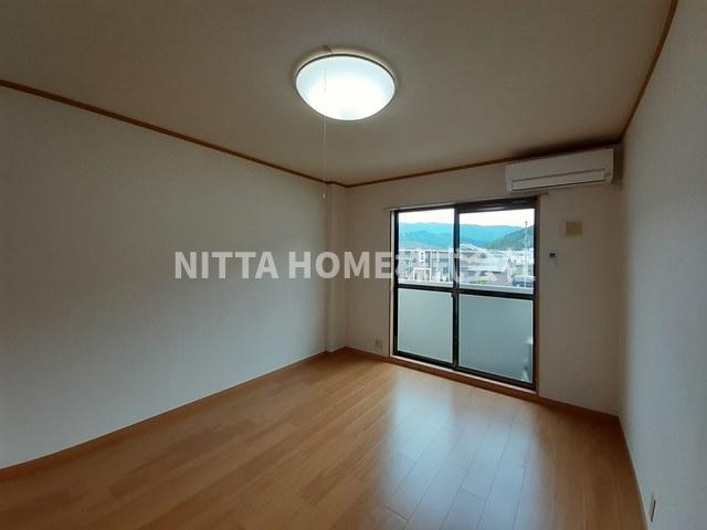 居室・リビング　室内広々9帖快適スペース◆