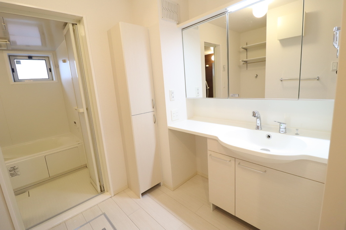 洗面設備　ゆったりとスペースのある洗面所