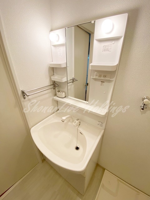 洗面設備　明るい洗面所です