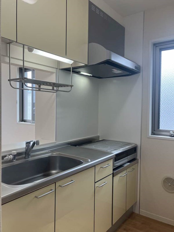 キッチン　IHコンロ付きです！収納スペースも複数あり便利です