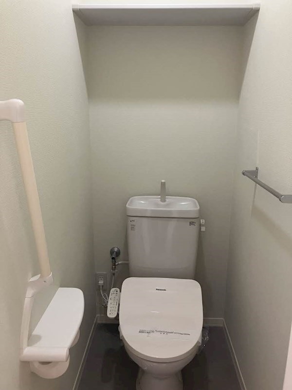 トイレ　手すり付きのトイレは温水洗浄暖房便座です！