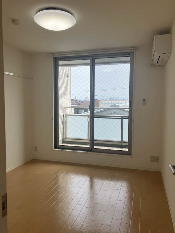 その他部屋・スペース　6.4帖洋室にはバルコニー付！