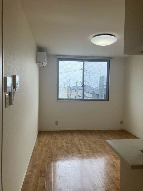 居室・リビング　二面採光のリビングです☆