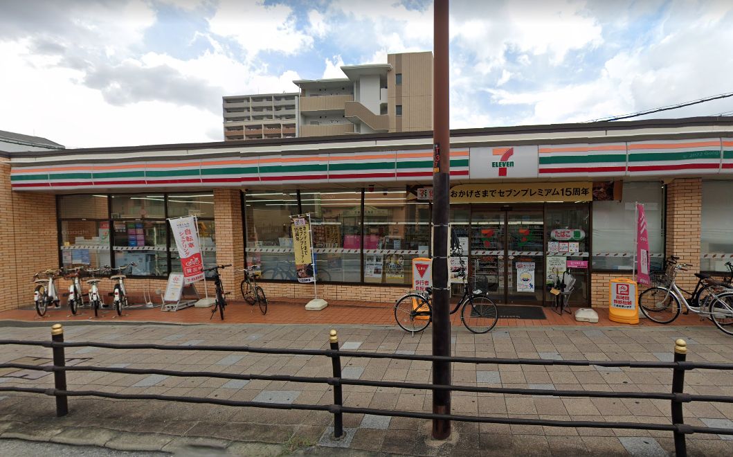 コンビニ　セブンイレブン JR放出駅西店（コンビニ）まで566m