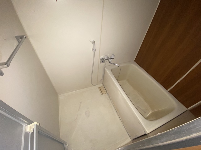 バス・シャワールーム　清潔感のあるバスルームで快適なバスタイム。