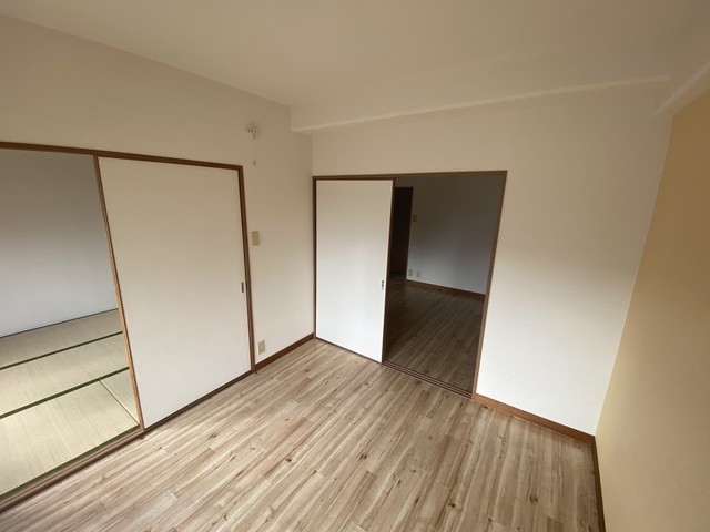 居室・リビング　内装のリフォームも行き届いております。