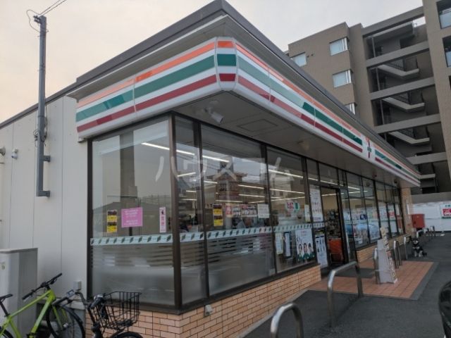 コンビニ　セブン-イレブン 世田谷千歳台２丁目店（コンビニ）まで300m