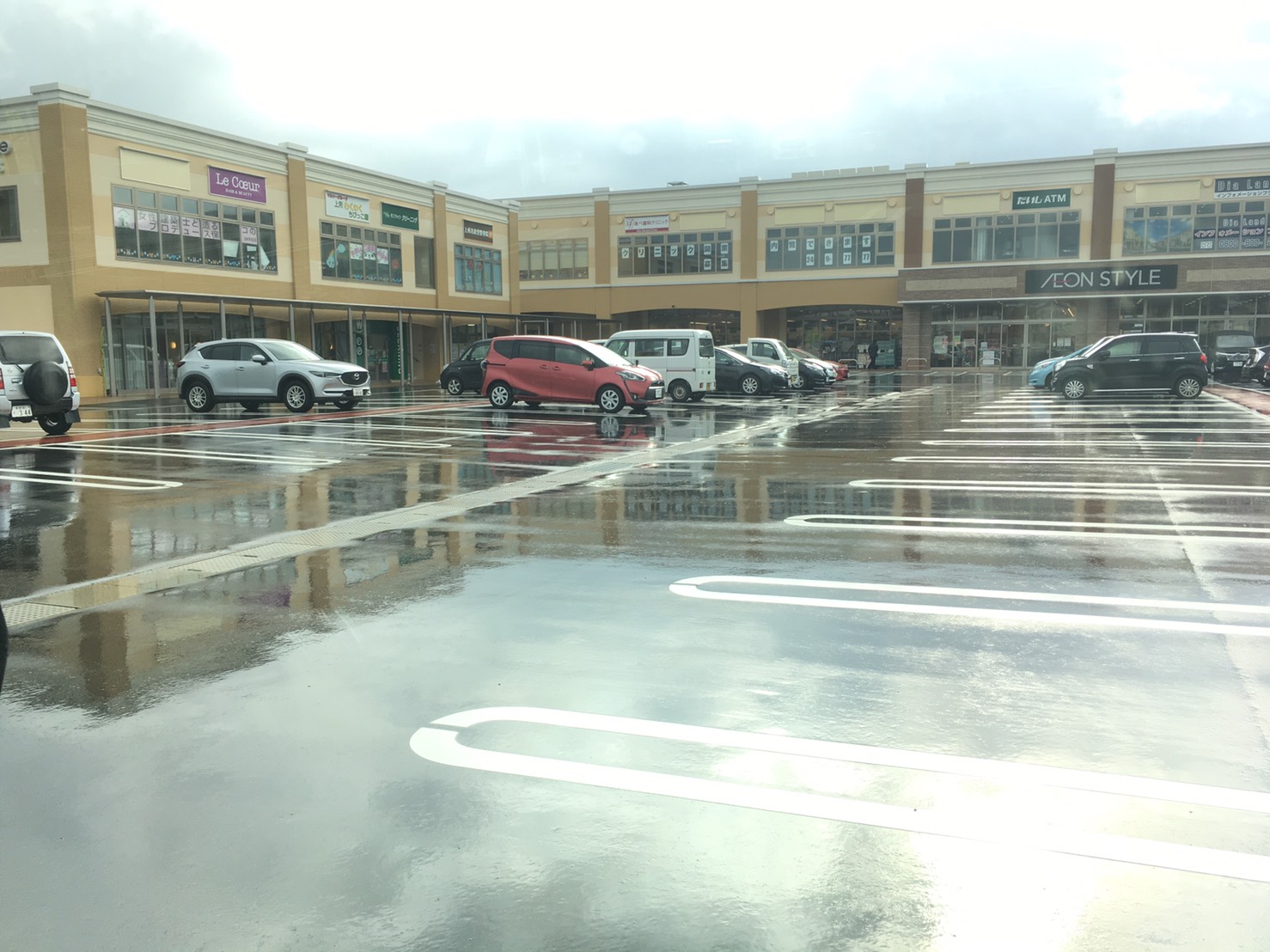 スーパー　イオンスタイル上所（スーパー）まで685m