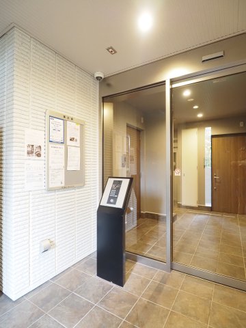 エントランス　オートロック完備でセキュリティ面も安心