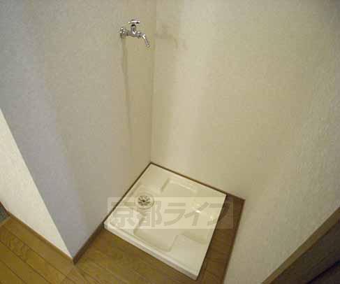 その他設備　少し余裕のあるスペースに細い収納棚を置くと便利ですね。