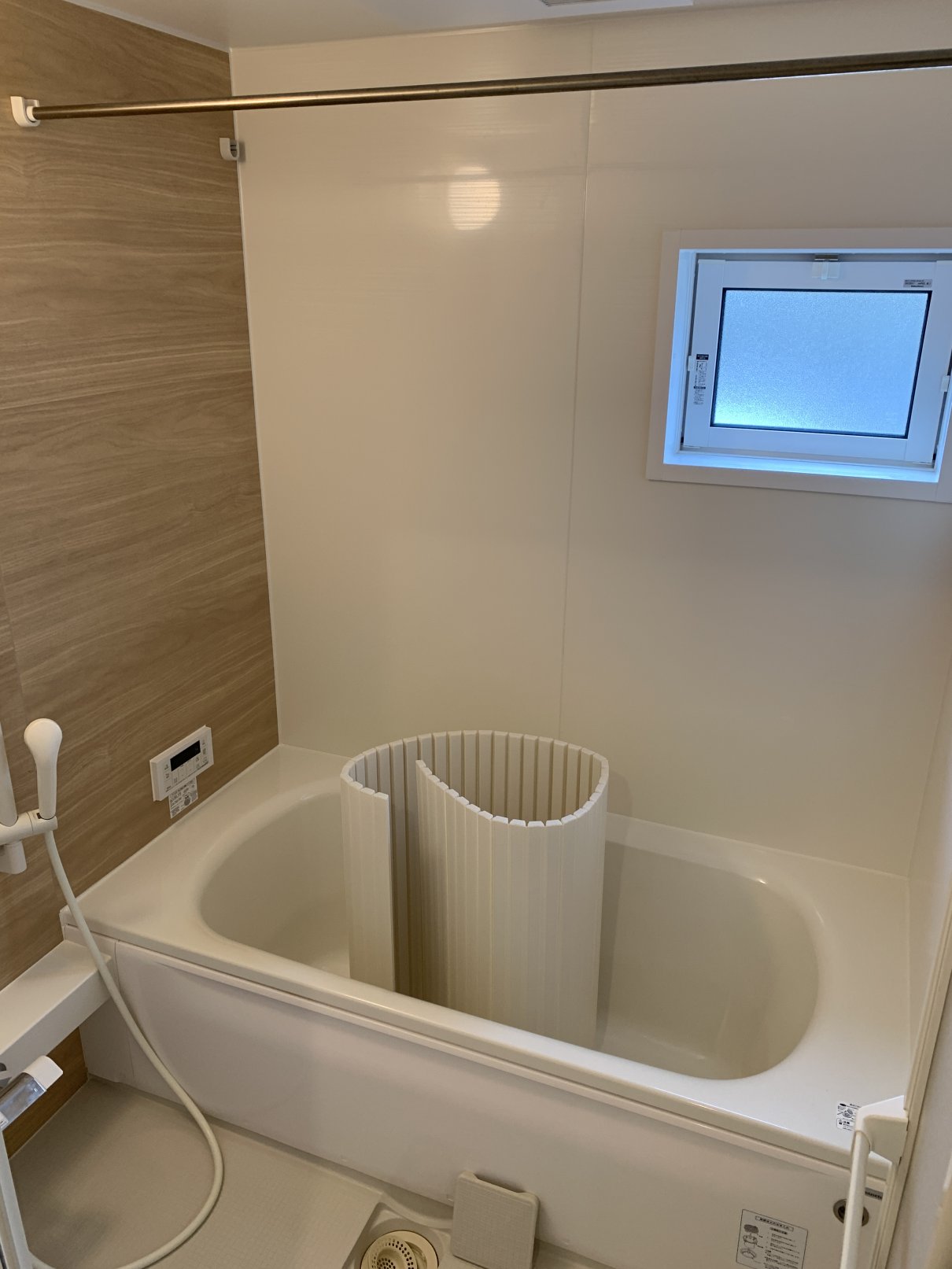 バス・シャワールーム　1坪タイプのお風呂で足をゆったり伸ばせますよ