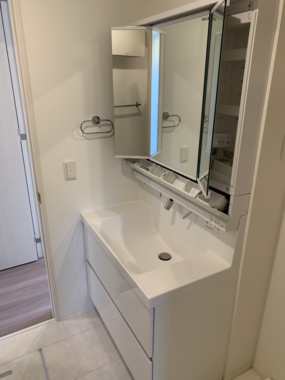 洗面設備　忙しい朝に嬉しい洗髪洗面化粧台付