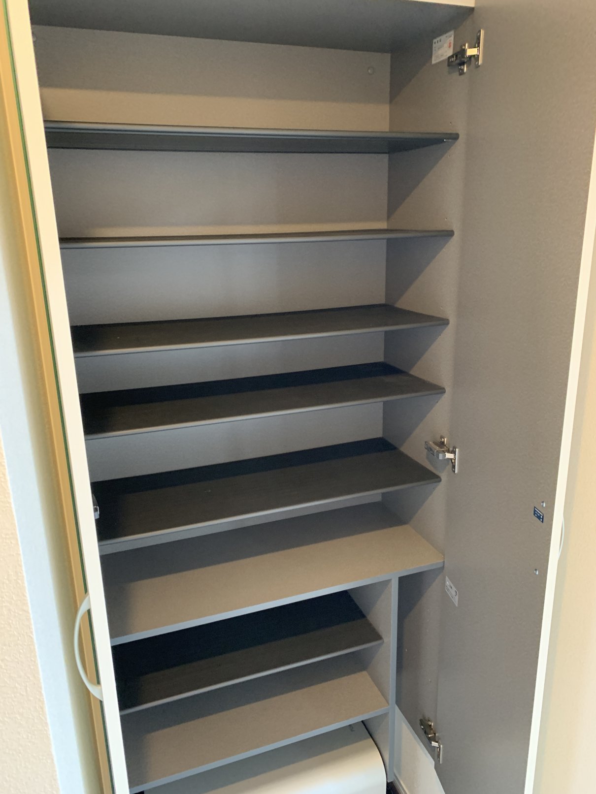 玄関　収納たっぷりの下駄箱付