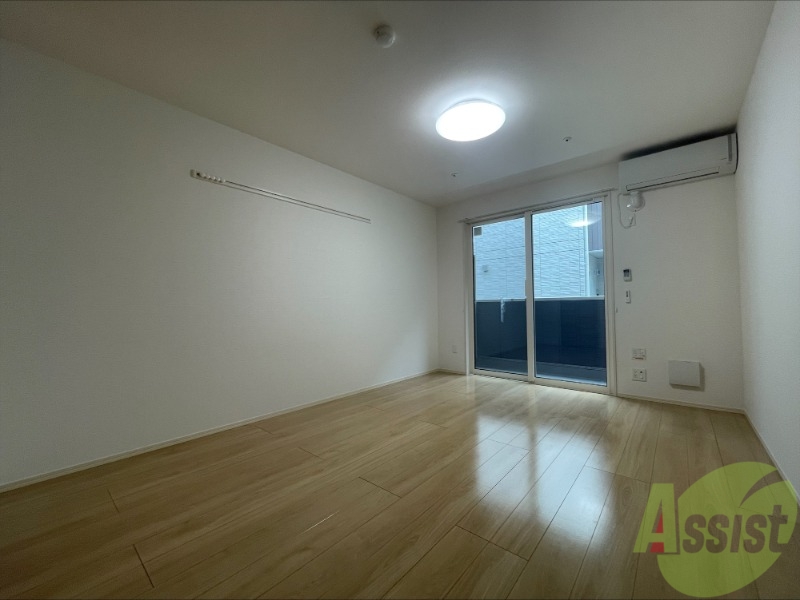 居室・リビング　白い床が眩しいお部屋です。陽当たりもいいですね。