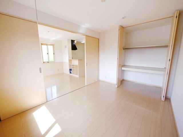 その他設備　★リビング隣の居室と収納★