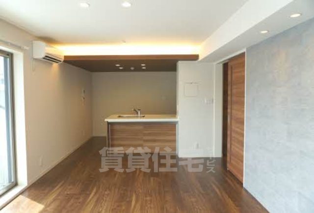 居室・リビング　同物件別部屋