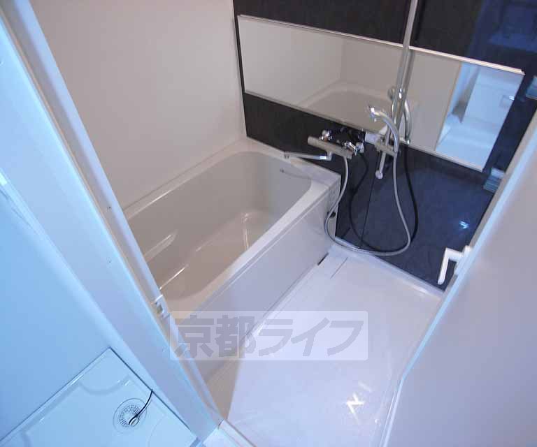 バス・シャワールーム　鏡の大きなお風呂です。