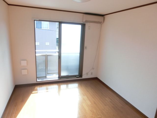 居室・リビング　明るい洋室、エアコン完備