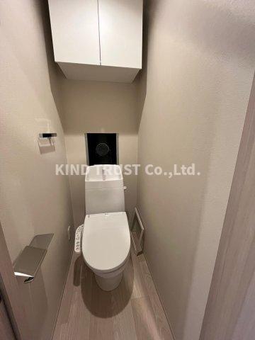 トイレ　落ち着いた色調のトイレです