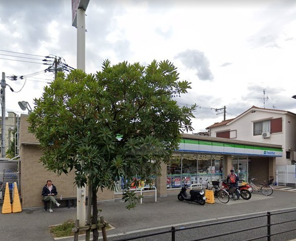 コンビニ　ファミリーマート　豊中城山町（コンビニ）まで318m