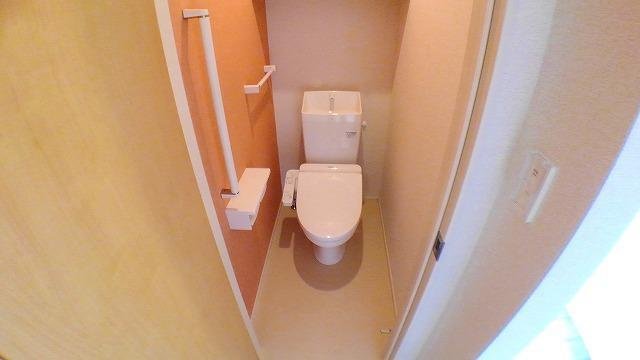 トイレ　落ち着いた色調のトイレです