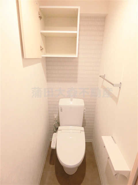 トイレ　棚収納と温水洗浄便座付きのトイレ